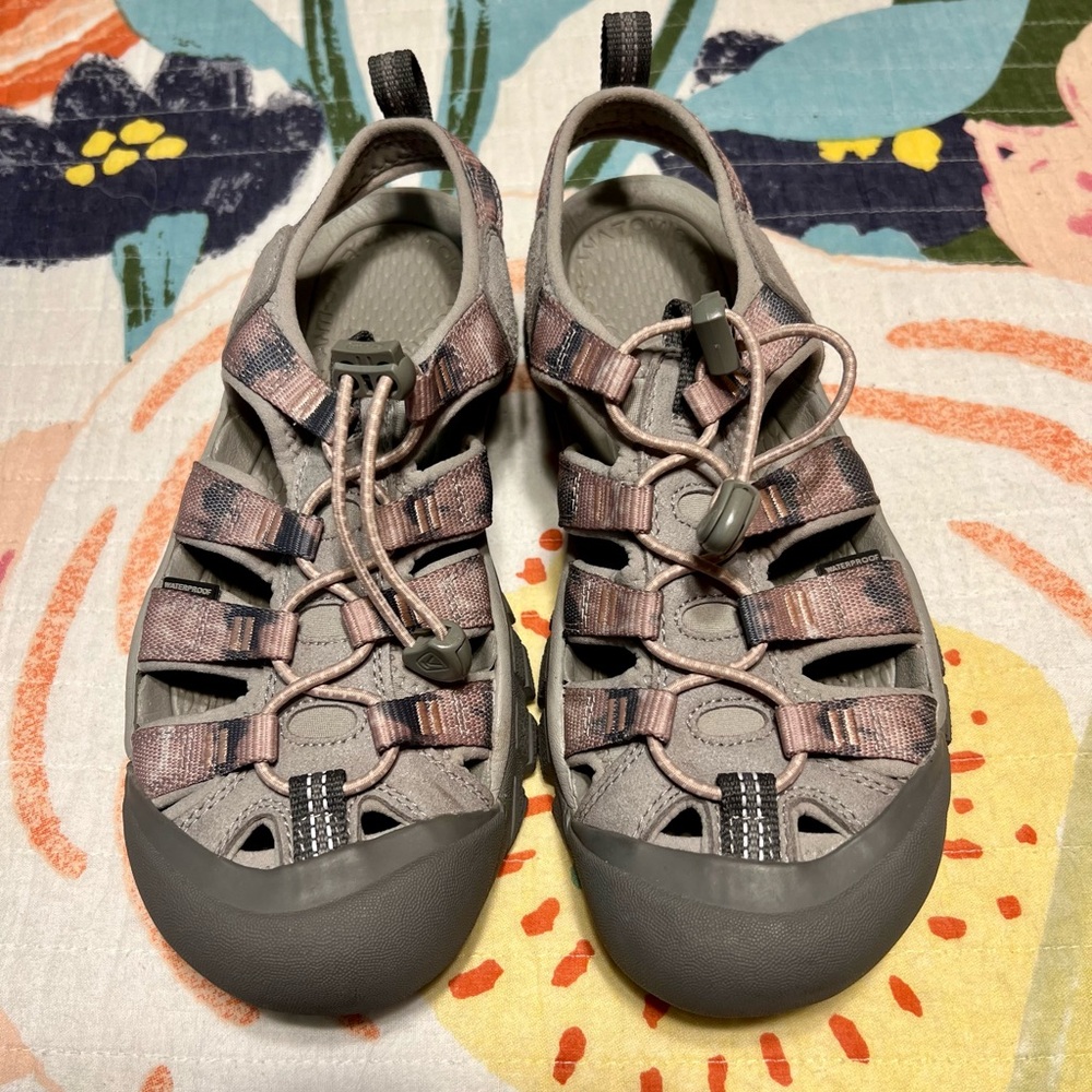 WOMEN’S KEENS — SIZE 7.5